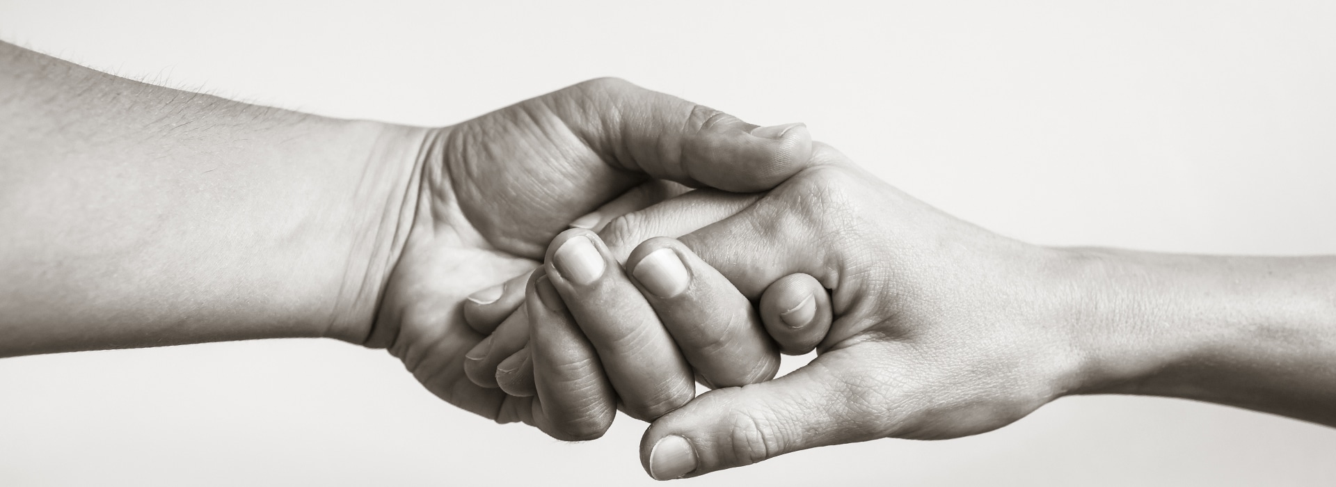 Gemeinsam für Ihre Gesundheit - optimotus Physiotherapie Praxis Freiburg - Eine Hand reicht der anderen Hand zur Hilfe